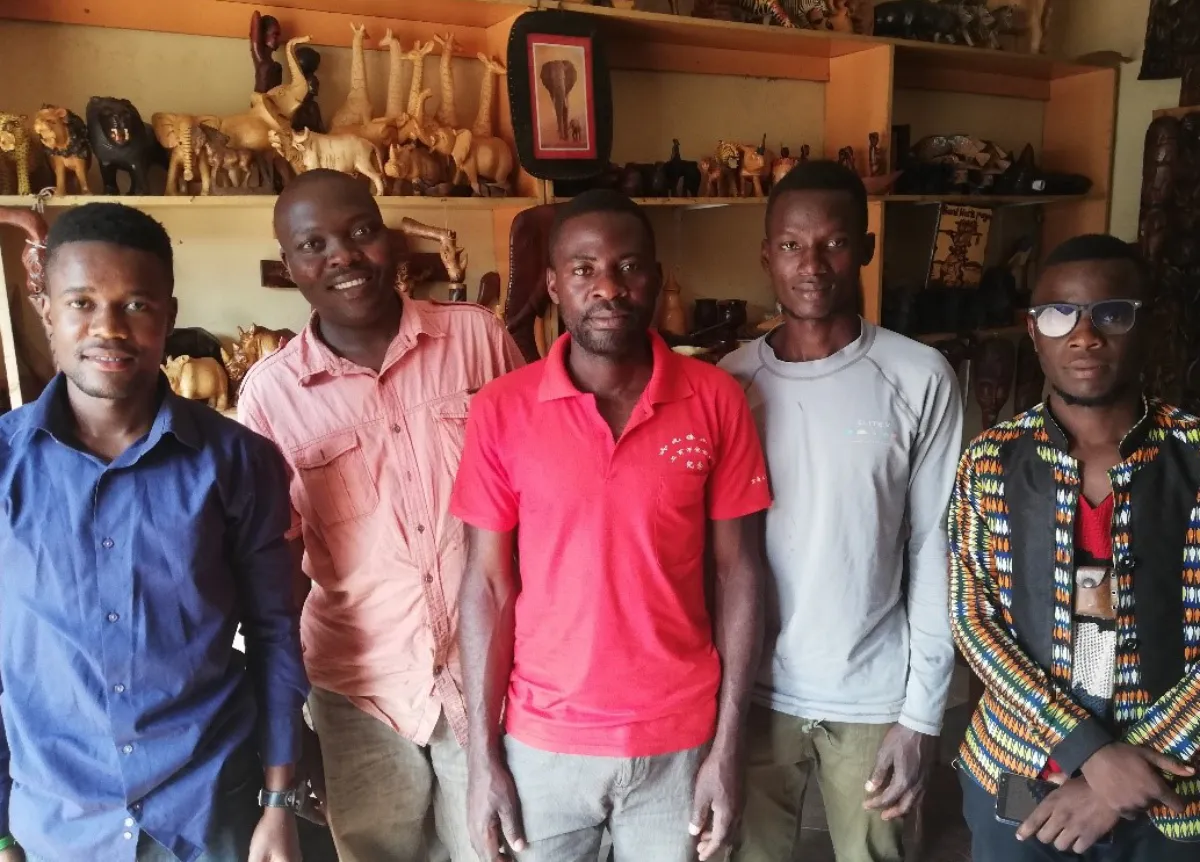 Bwebajja FC: das neue Start Up - Holzschnitzkunst